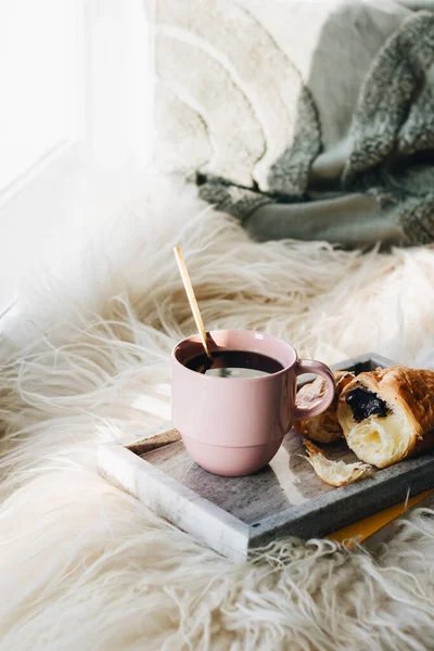 Kopje Koffie Met Chocolade Croissant Een Dienblad Home Gezellig Concept — Stockfoto