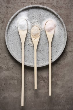 Tahta kaşıklarda üç çeşit deniz tuzu..