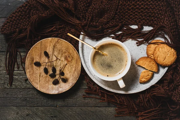 Kaffeetasse Mit Plätzchen Auf Tablett Und Strickdecke Gemütliches Herbstliches Wohnkonzept — Stockfoto
