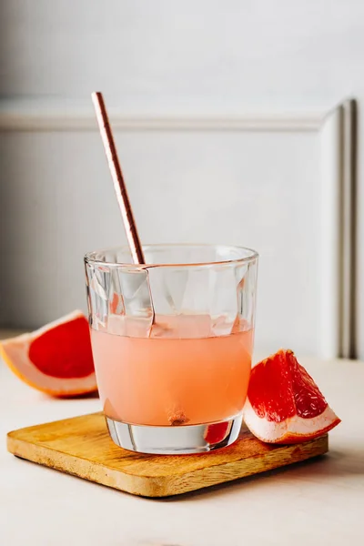 Dricksglas Grapefrukt Juice Med Grapefruktskiva — Stockfoto