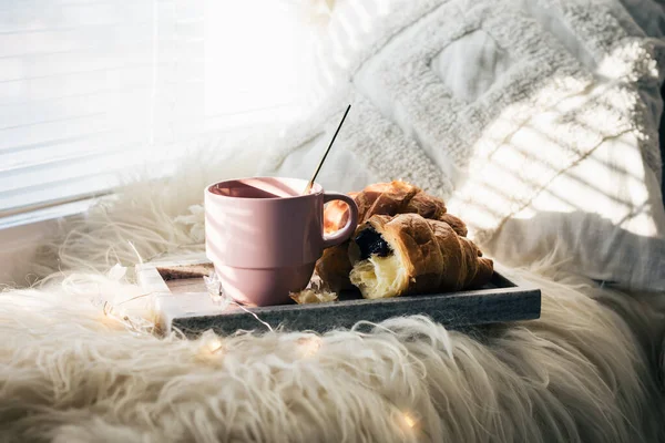 Šálek Kávy Čokoládovými Croissanty Parapetu — Stock fotografie