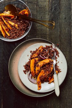 Kinoalı ve kırmızı soğanlı fırında balkabağı..