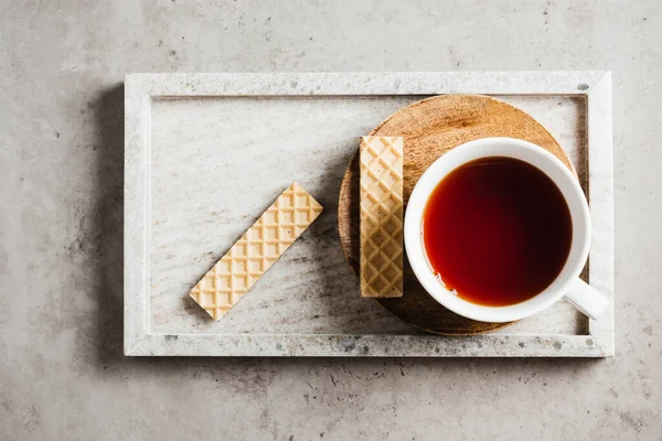 Tasse Tee Mit Waffeln Einem Tablett Auf Einem Steinhintergrund — Stockfoto