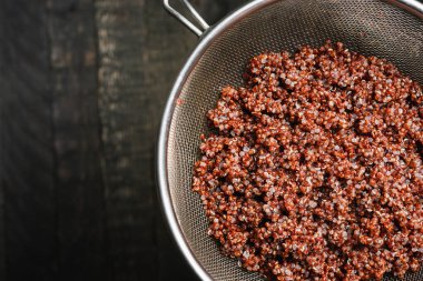 Elekte pişmiş organik kırmızı kinoa..