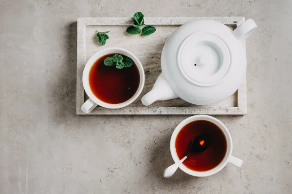 Zwei Tassen Minztee Und Eine Teekanne Auf Einem Grauen Marmortablett — Stockfoto