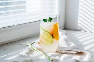 Meyve kokteyli. Kireç, şeftali, nane likörü pencere eşiğinde..