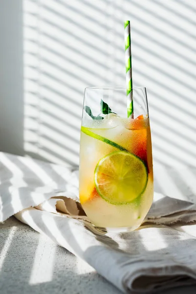 Κοκτέιλ Φρούτων Λεμόνι Ροδάκινο Ποτό Μέντας Στο Περβάζι Του Παραθύρου — Φωτογραφία Αρχείου