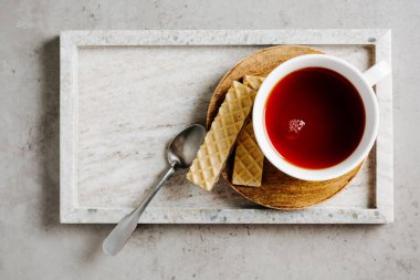 Bir fincan çay, arka planda bir tepside waffle..