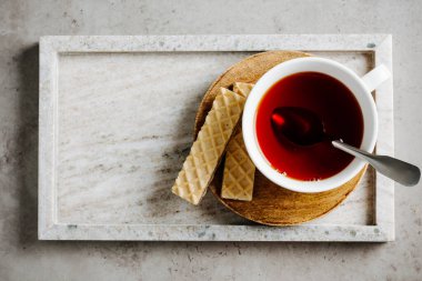 Bir fincan çay, arka planda bir tepside waffle..