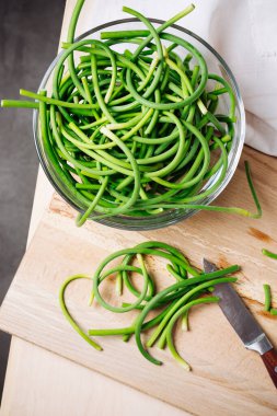 Kesme tahtasında yeşil sarımsak manzarası, üst manzara..