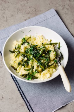 Sarımsaklı ok ve ıspanaklı kuskus. Vejetaryen yemeği.