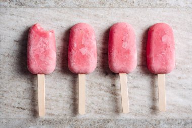 Bej mermer arka planda çilekli dondurma..