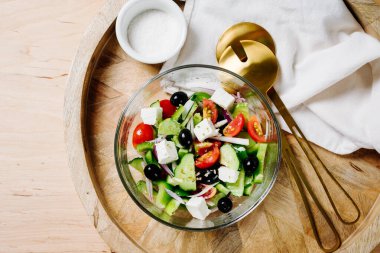 Ahşap tepside geleneksel Yunan salatası.