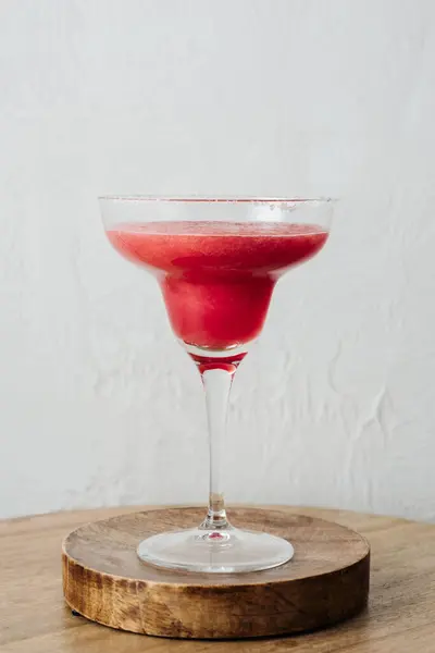 Glas Wassermelonen Margarita Cocktail Auf Holztablett — Stockfoto