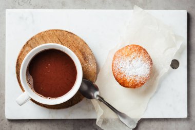 Bir fincan kakao ve kek, en iyi manzara..