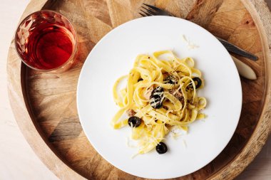 Tagliatelle makarnası, ton balığı, zeytin ve peynir..