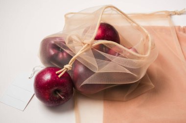 Yeniden kullanılabilir ağ torbasında kırmızı elmalar. Sıfır atık.