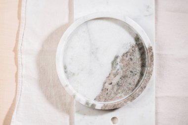 Boş mermer servis tepsisi. Beyaz doğal mermer..