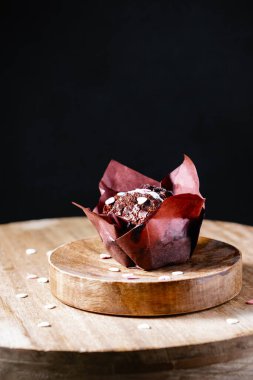 Koyu arkaplanda çikolatalı kek. Tatlı tatlı.