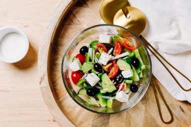 Kavanozda geleneksel Yunan salatası, üst manzara.