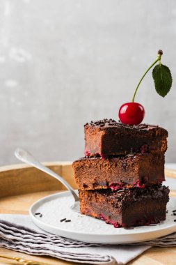 Kirazlı kekler. Çikolatalı vişneli brownie tatlı.