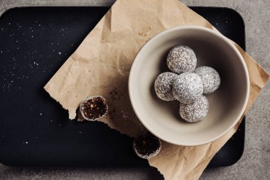 Hindistan cevizi gevreğinde kurutulmuş meyve, bal ve fındıktan yapılan lezzetli ve sağlıklı tatlılar..