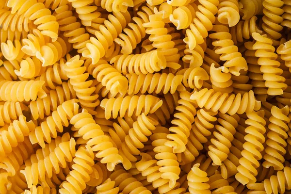 Çiğ, pişmemiş fusilli makarna yakın plan..