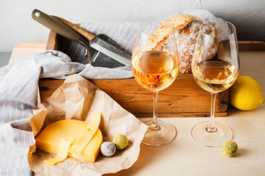 Masada beyaz şarap, peynir ve şeker.