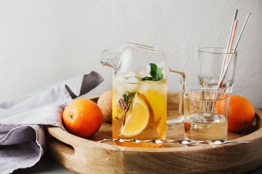 Bardakta limonlu ve naneli su..