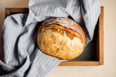Havluda taze pişmiş ekmek, üst manzara..