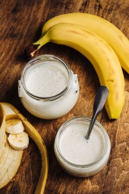 Tahta masada iki kavanoz muzlu yoğurt..