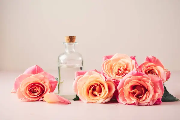 Güller ve bir şişe gül parfümlü su, gerekli yağ..