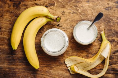 Tahta masada iki kavanoz muzlu yoğurt..
