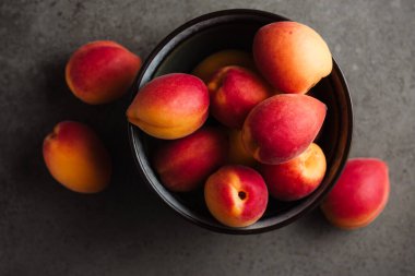 Koyu arkaplanda taze kayısılar, yakın plan..