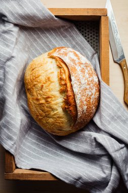 Havluda taze pişmiş ekmek, üst manzara..