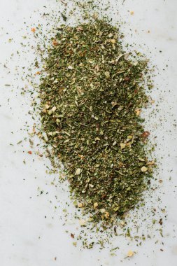 Baharatlı otlar ve baharatların karışımı..