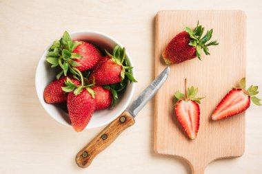 Masada taze çilek, tatlı hazırlıyorum..
