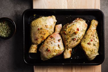 Fırında baharatlı çiğ tavuk budu..