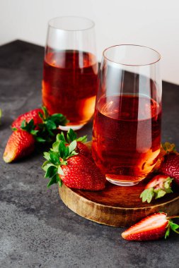 İki kadeh çilekli köpüklü şarap..