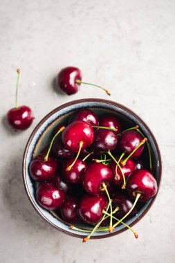 Masada taze kirazlar.