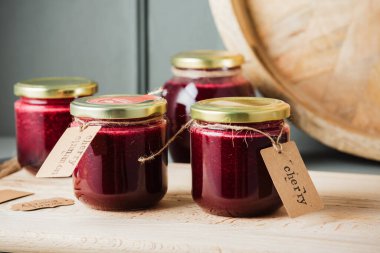 Masadaki küçük kavanozlarda kiraz reçeli.