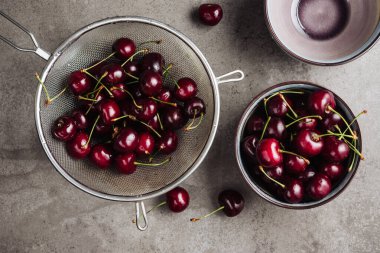 Masada taze kirazlar.