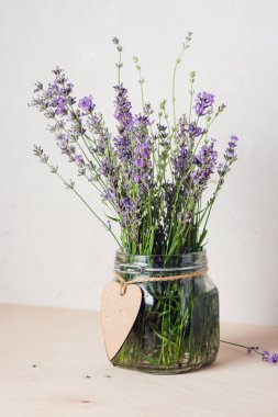 Masadaki kavanozdaki lavanta buketi..