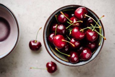 Masada taze kirazlar.