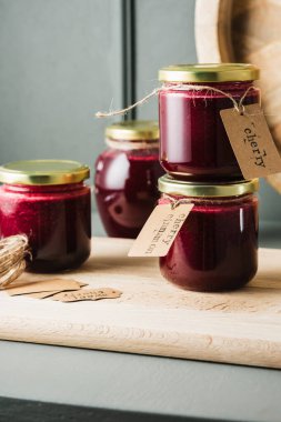 Masadaki küçük kavanozlarda kiraz reçeli. Ev konservesi.