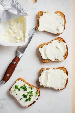 Mermer üzerinde krem peynirli tost, üst manzara..