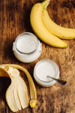 Tahta masada iki kavanoz muzlu yoğurt..