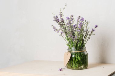 Masadaki kavanozdaki lavanta buketi..