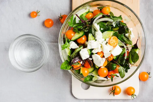 Kiraz domatesli ve peynirli sebze salatası..