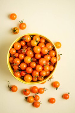 Sarı arkaplanda taze portakallı domates..
